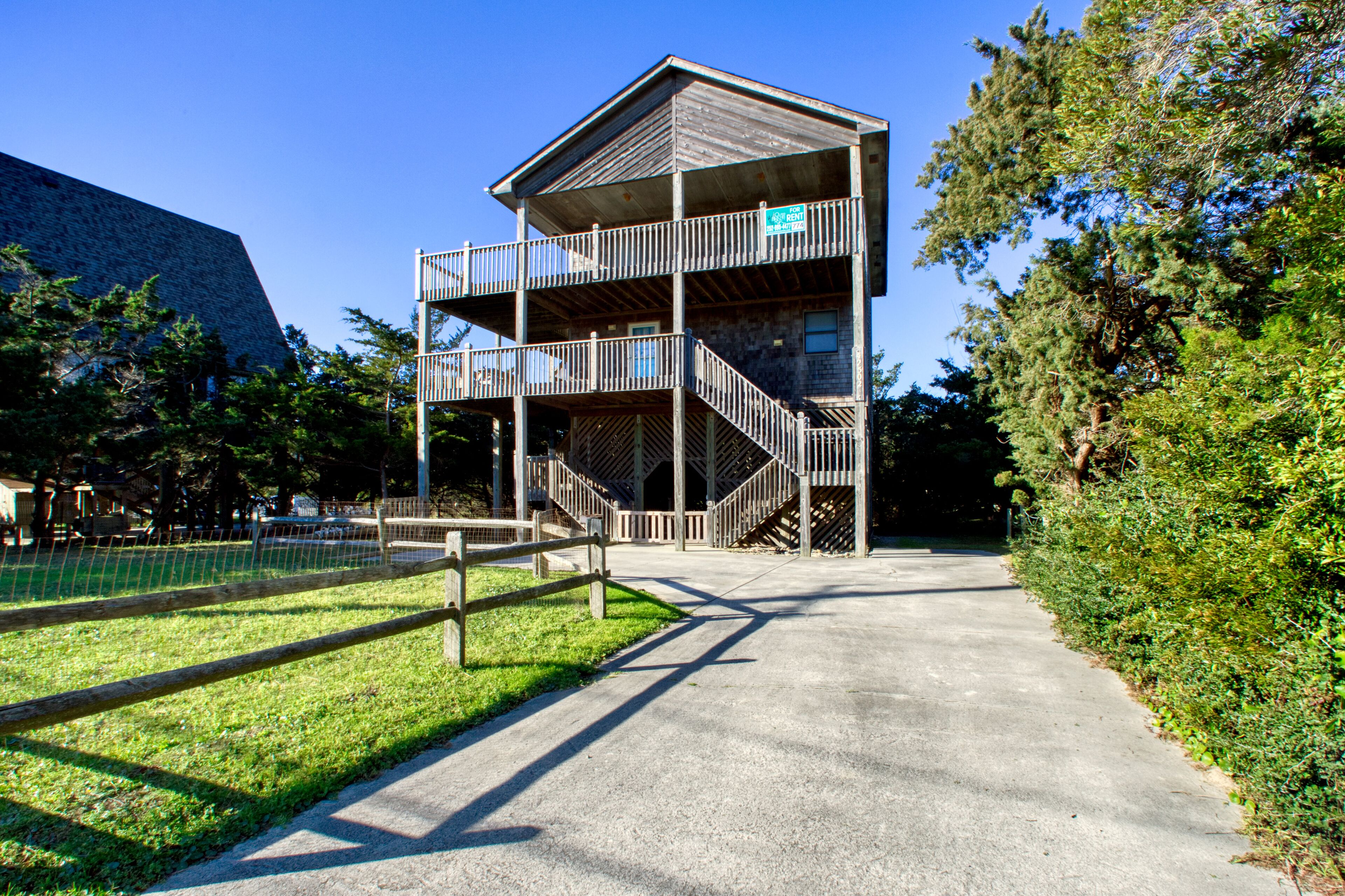 Comfortable & convenient home between beach & sound with pool, balconies & AC