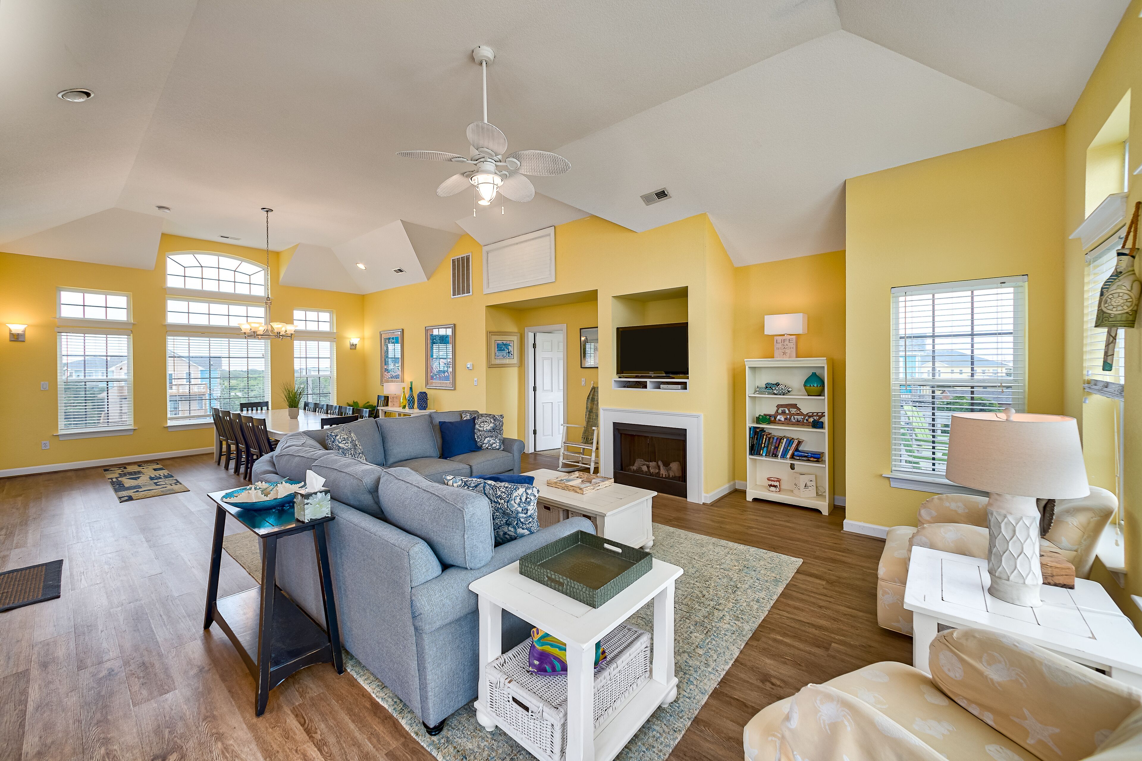 Bright, bold, & spacious home close to beach w/shared pool, private hot tub