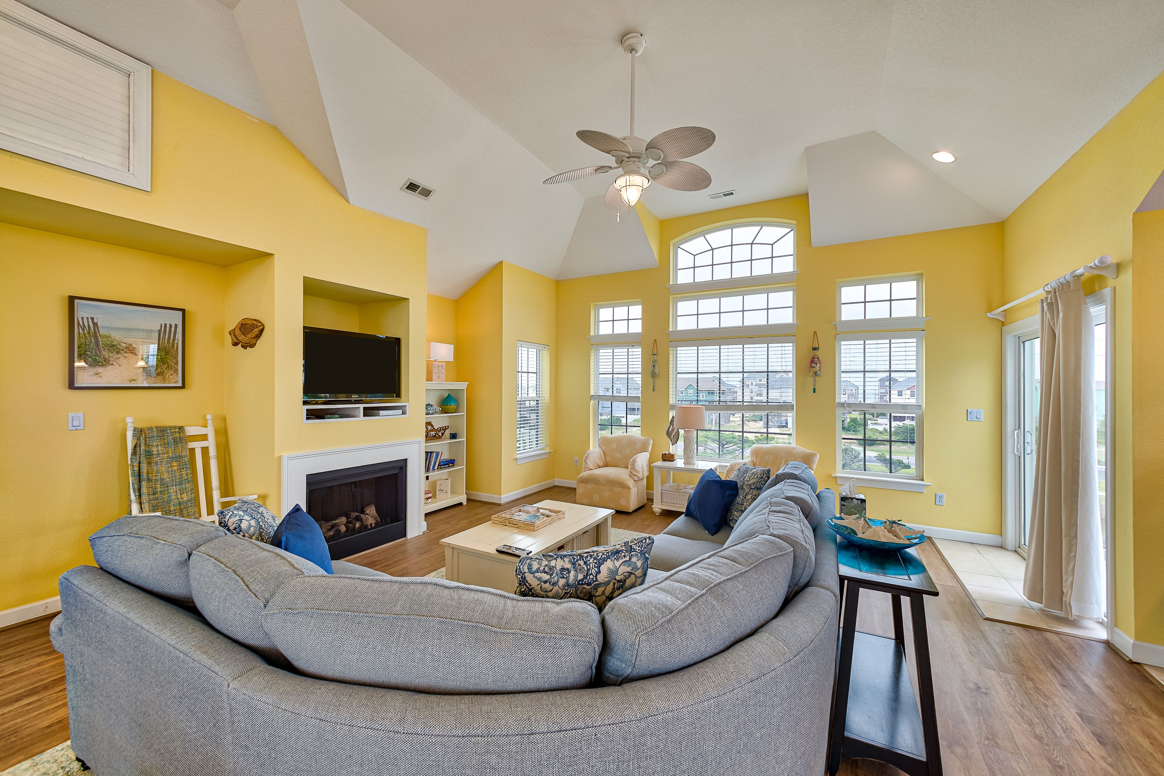 Bright, bold, & spacious home close to beach w/shared pool, private hot tub