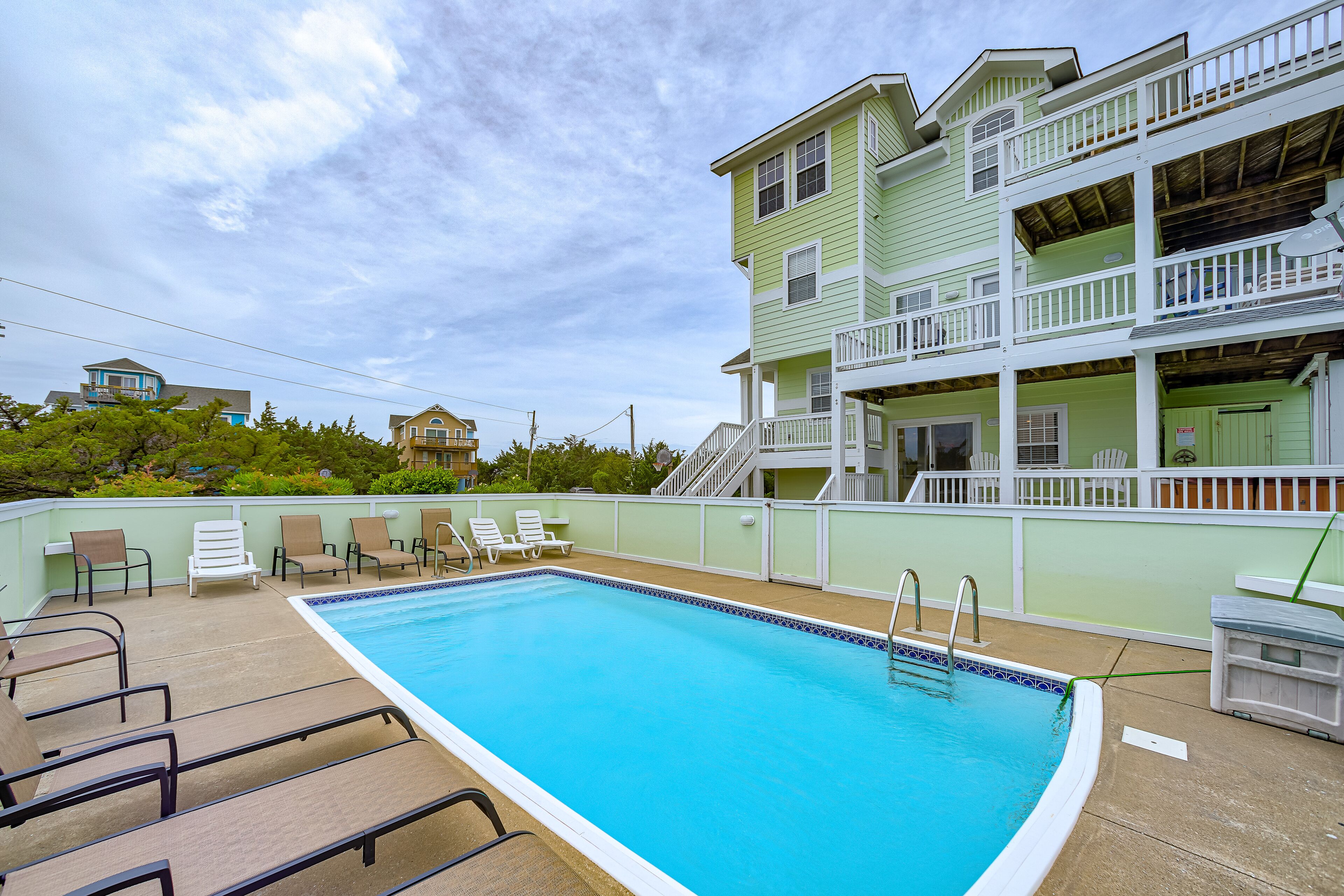 Bright, bold, & spacious home close to beach w/shared pool, private hot tub