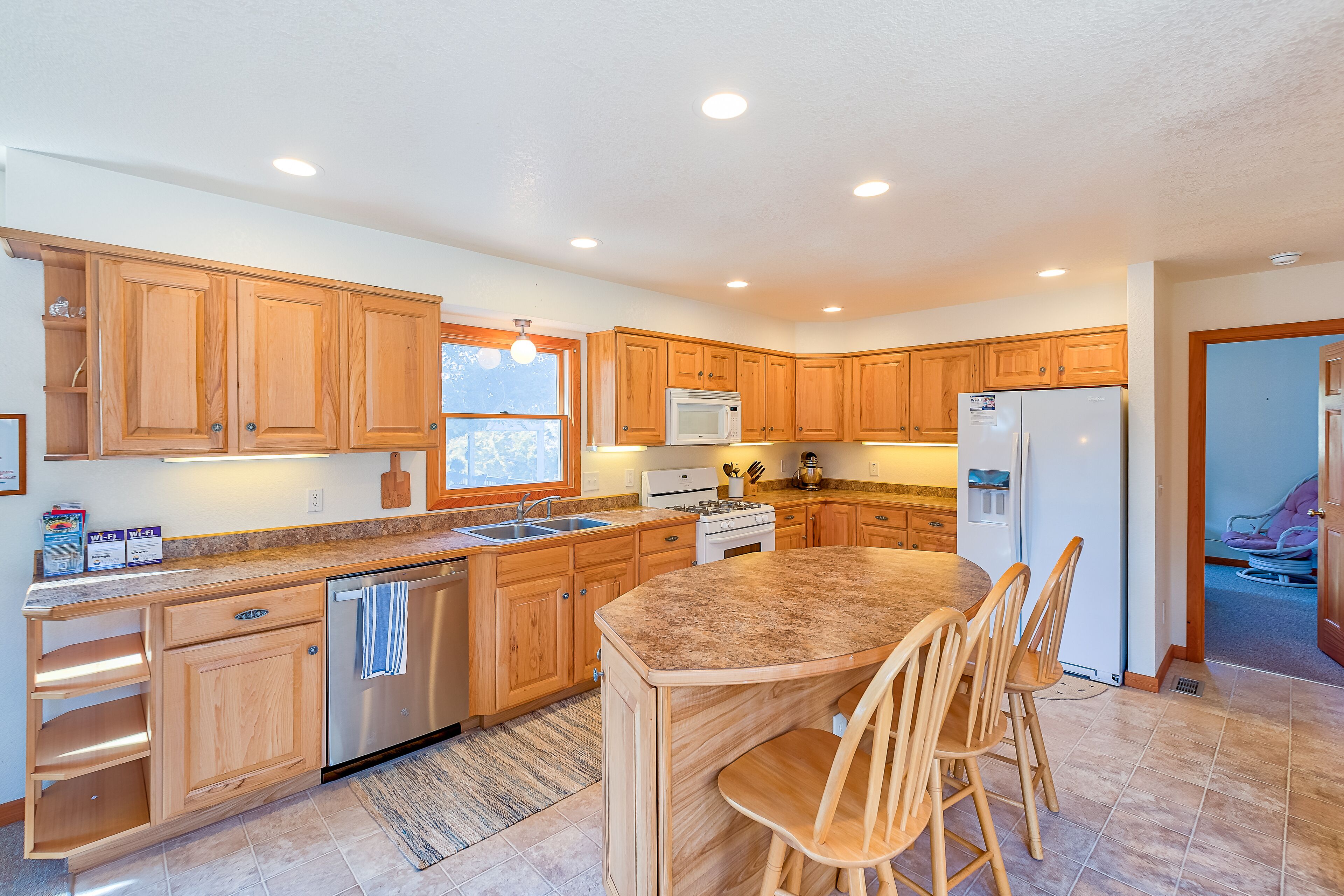 Canal-front & dog-friendly home w/game room, private washer/dryer, WiFi, deck