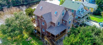 Canal-front home w/game room, private washer/dryer, WiFi, deck