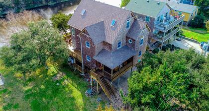 Canal-front home w/game room, private washer/dryer, WiFi, deck