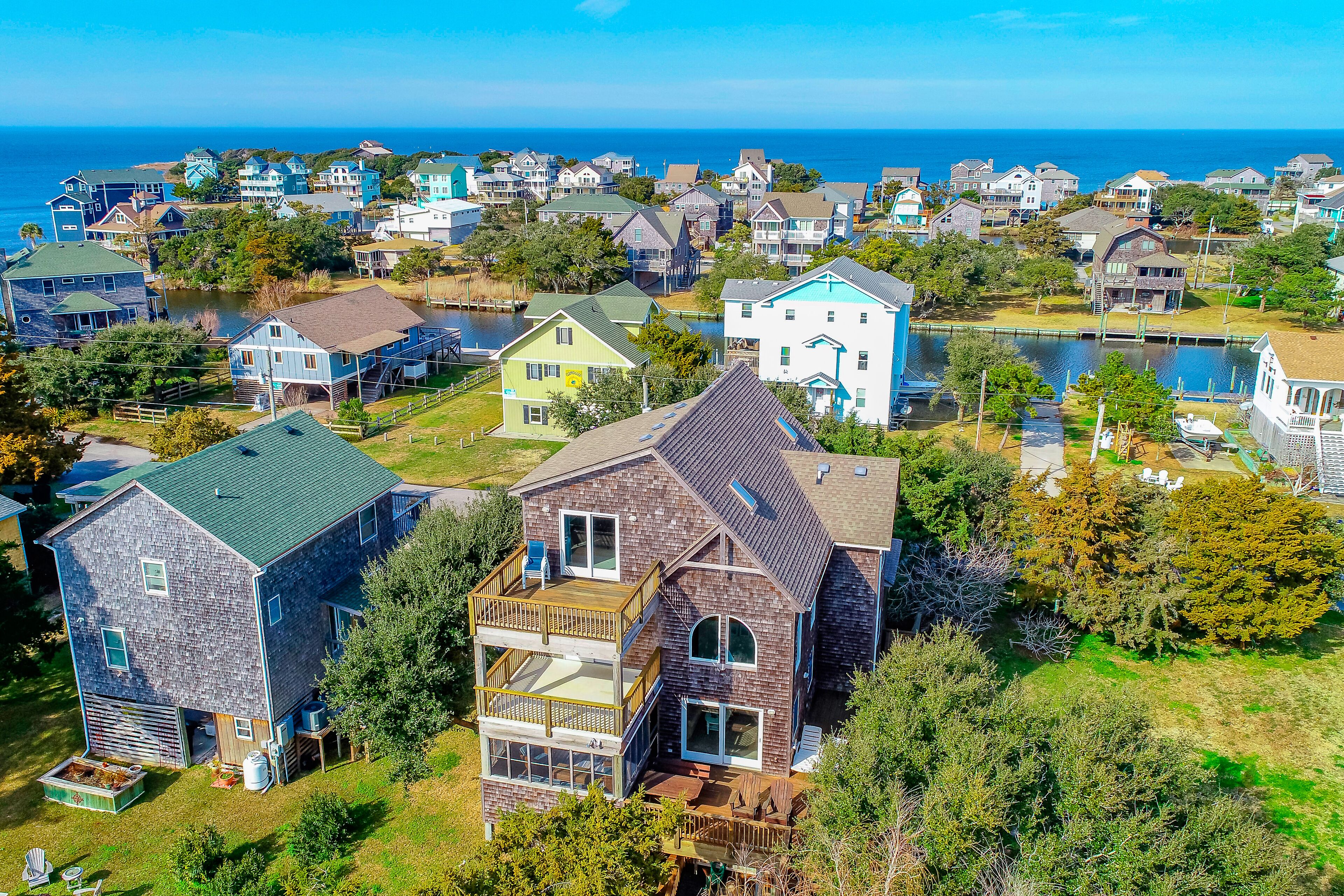 Canal-front & dog-friendly home w/game room, private washer/dryer, WiFi, deck