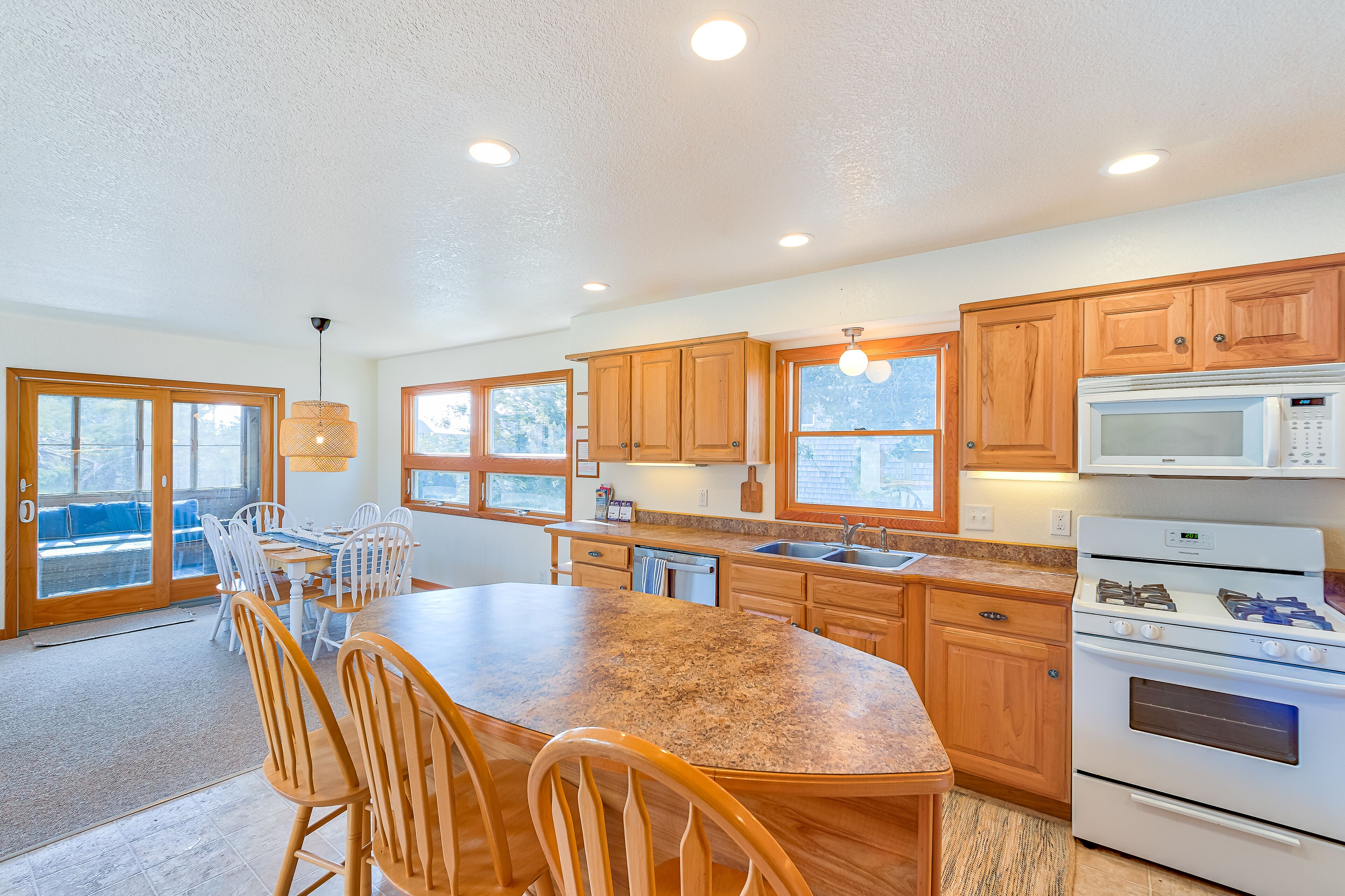 Canal-front & dog-friendly home w/game room, private washer/dryer, WiFi, deck