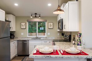 Frigorifero, microonde, forno, piano cottura