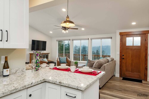 * New Listing* Gorgeous Newly Remodeled Lake house, Amazing Views, Gas grill, Pet Friendly