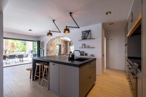 冷蔵庫、電子レンジ、オーブン、コンロ