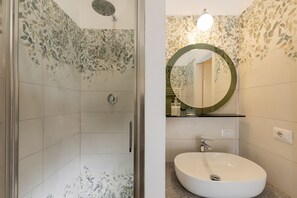 Douche, sèche-cheveux, bidet, serviettes fournies
