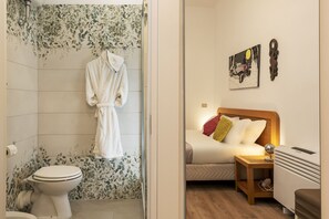 Douche, sèche-cheveux, bidet, serviettes fournies
