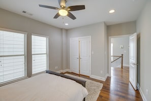 3 bedrooms, desk, iron/ironing board, internet