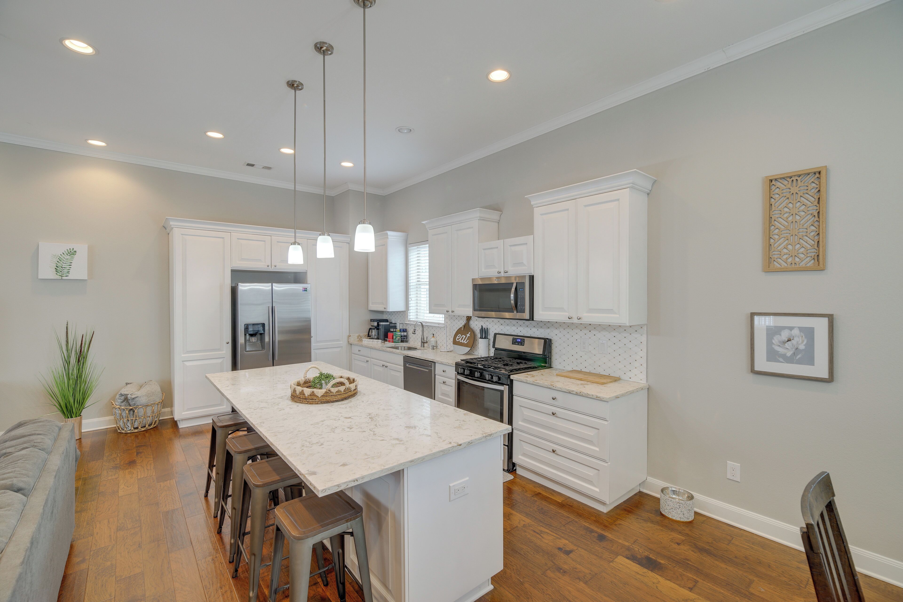 Spacious Houston Townhome ~ 5 Mi to Downtown!