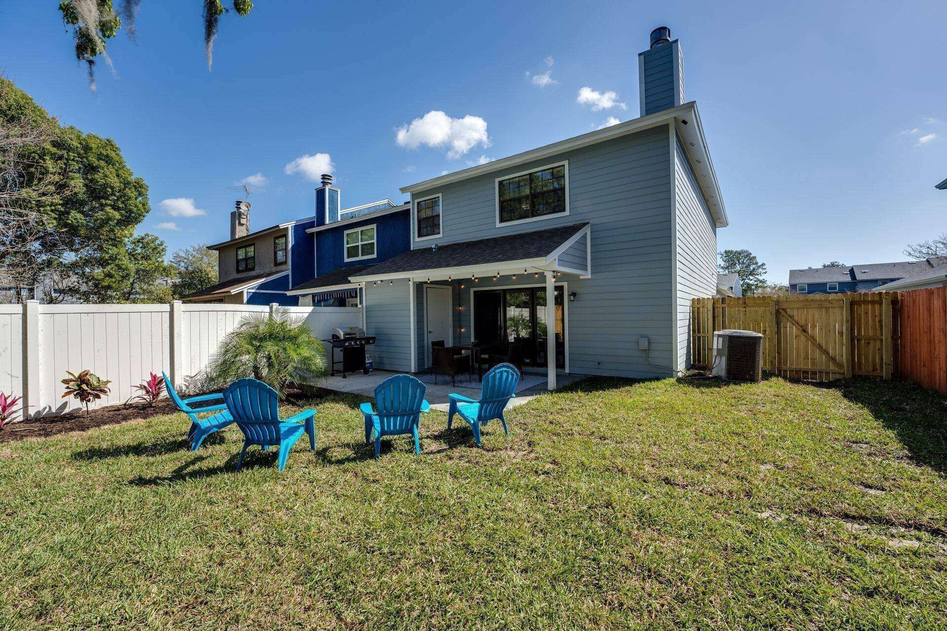 Comfy, Spacious Townhome, Fenced, BBQ, Close to Shops, South of Downtown, We Reduced Pricing!