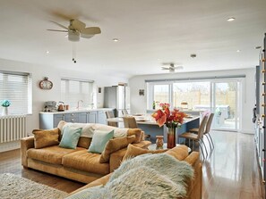 TV, video game console - Key West Cottage (Newquay)
