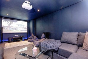 TV, video-game console - Key West Cottage (Newquay, Cornwall,)