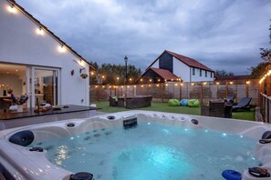 Outdoor spa tub - Key West Cottage (Newquay)