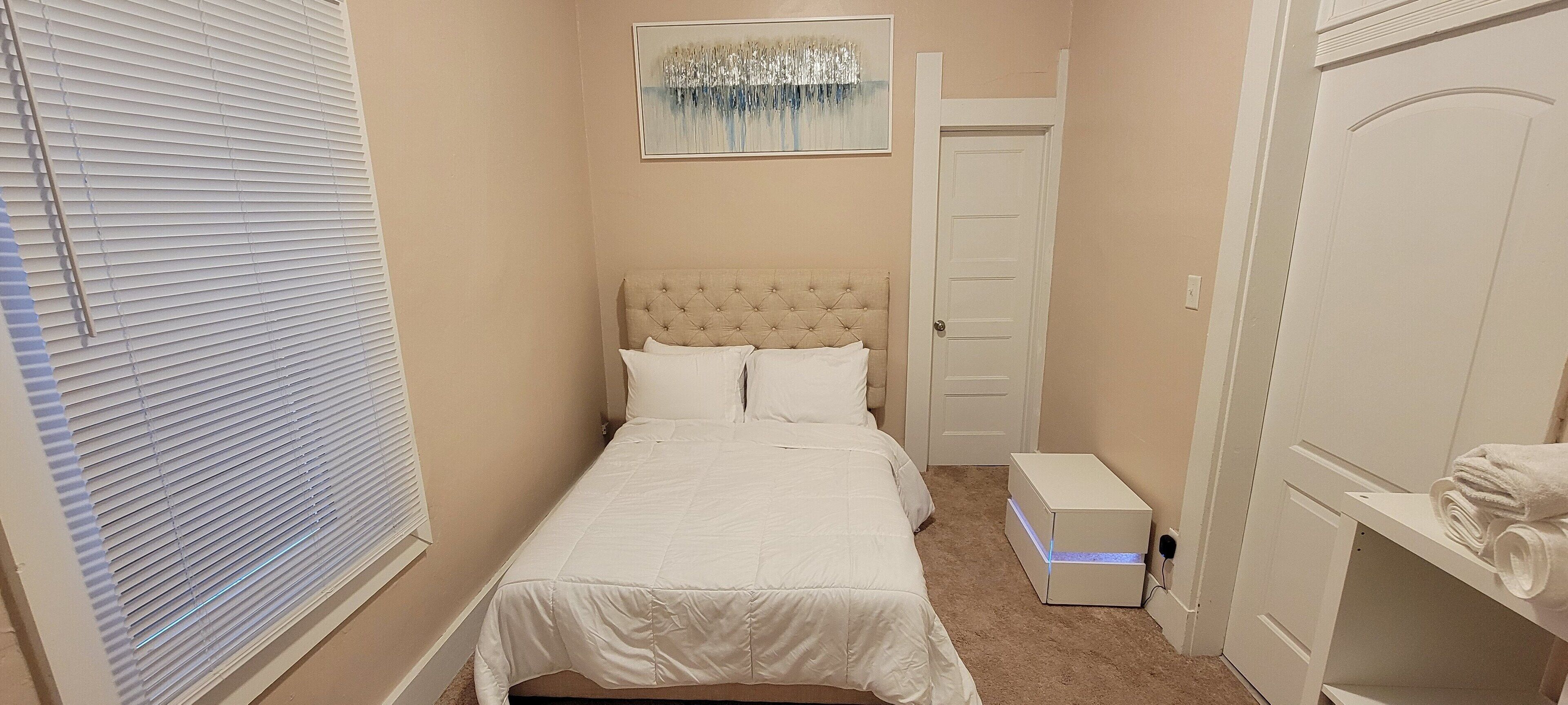 Romantic get away in a serene neighborhood @ downtown Indy