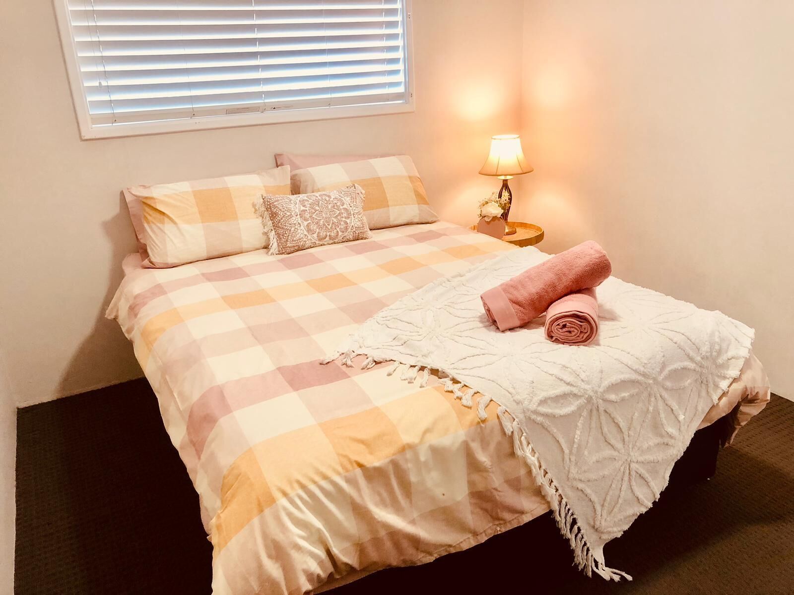 2 bedrooms, desk, WiFi, bed sheets