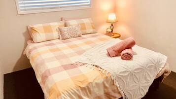 2 bedrooms, desk, WiFi, bed sheets