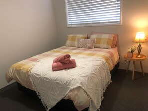 2 bedrooms, desk, WiFi, bed sheets