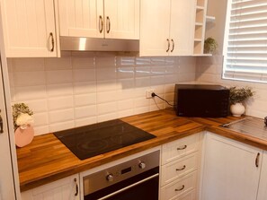 Refrigerador, microondas, horno y parrilla de estufa 