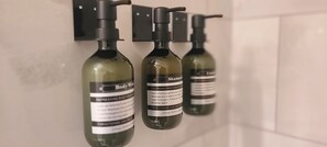 Duschwanne, Haartrockner, Handtücher, Seife