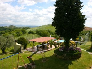Property grounds - Beautiful Villa for 15. Panoramic sitting area. Pool, Tennis, table tennis, children playground, (Torrita di Siena)