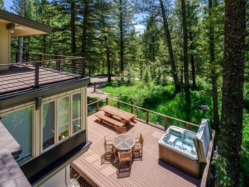 RMR: Bridger Chalet House in Teton Village
