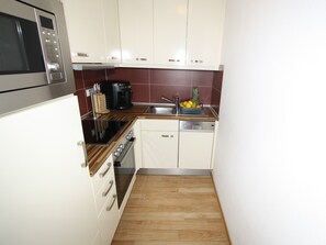 Kühlschrank, Mikrowelle, Ofen, Geschirrspüler