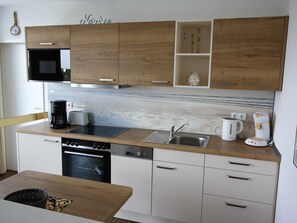 Kühlschrank, Mikrowelle, Ofen, Geschirrspüler