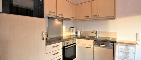 Kühlschrank, Mikrowelle, Ofen, Geschirrspüler