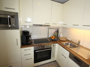 Kühlschrank, Mikrowelle, Ofen, Geschirrspüler