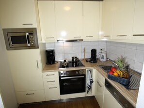 Kühlschrank, Mikrowelle, Ofen, Geschirrspüler