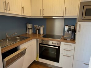 Kühlschrank, Mikrowelle, Ofen, Geschirrspüler