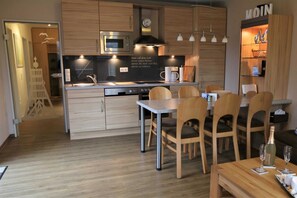 Kühlschrank, Mikrowelle, Ofen, Geschirrspüler