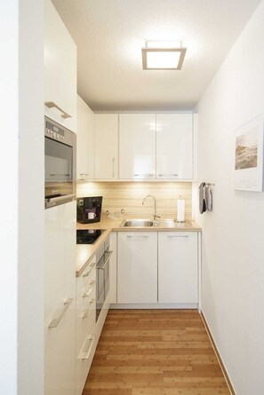 ثلاجة، ميكروويف، فرن، غسالة أطباق