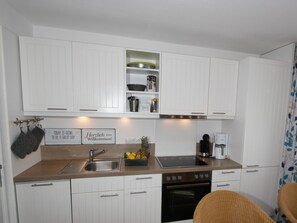Kühlschrank, Mikrowelle, Ofen, Geschirrspüler