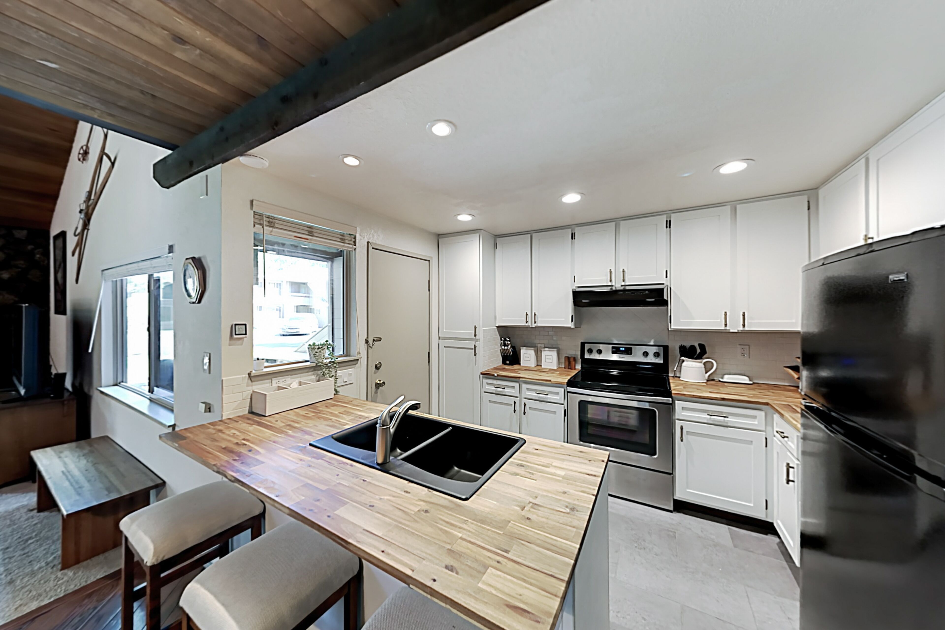 Sunriver Hideaway at Tennis Village | Fireplace, Patio, 6 SHARC Passes