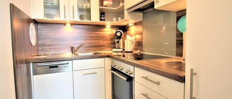 Kjøleskap, mikrobølgeovn, ovn og oppvaskmaskin