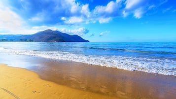 Tæt på stranden, liggestole, badehåndklæder