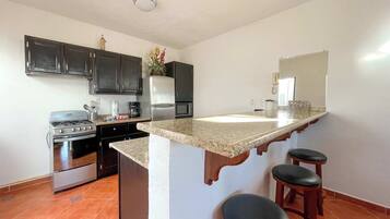 Frigorifero, microonde, forno, piano cottura