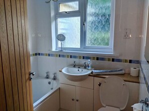 Tina con regadera, secadora de cabello, toallas, jabón 