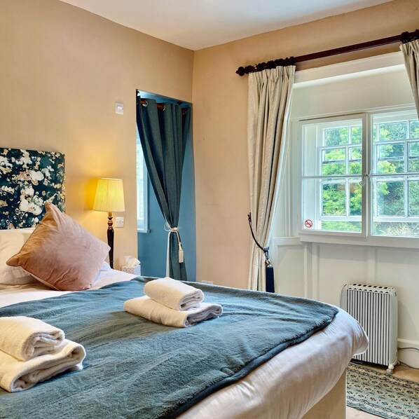 Desk, blackout curtains, free WiFi