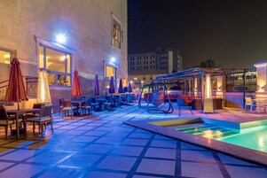 室外游泳池，07:00 至 20:00 开放，免费小屋，池畔遮阳伞