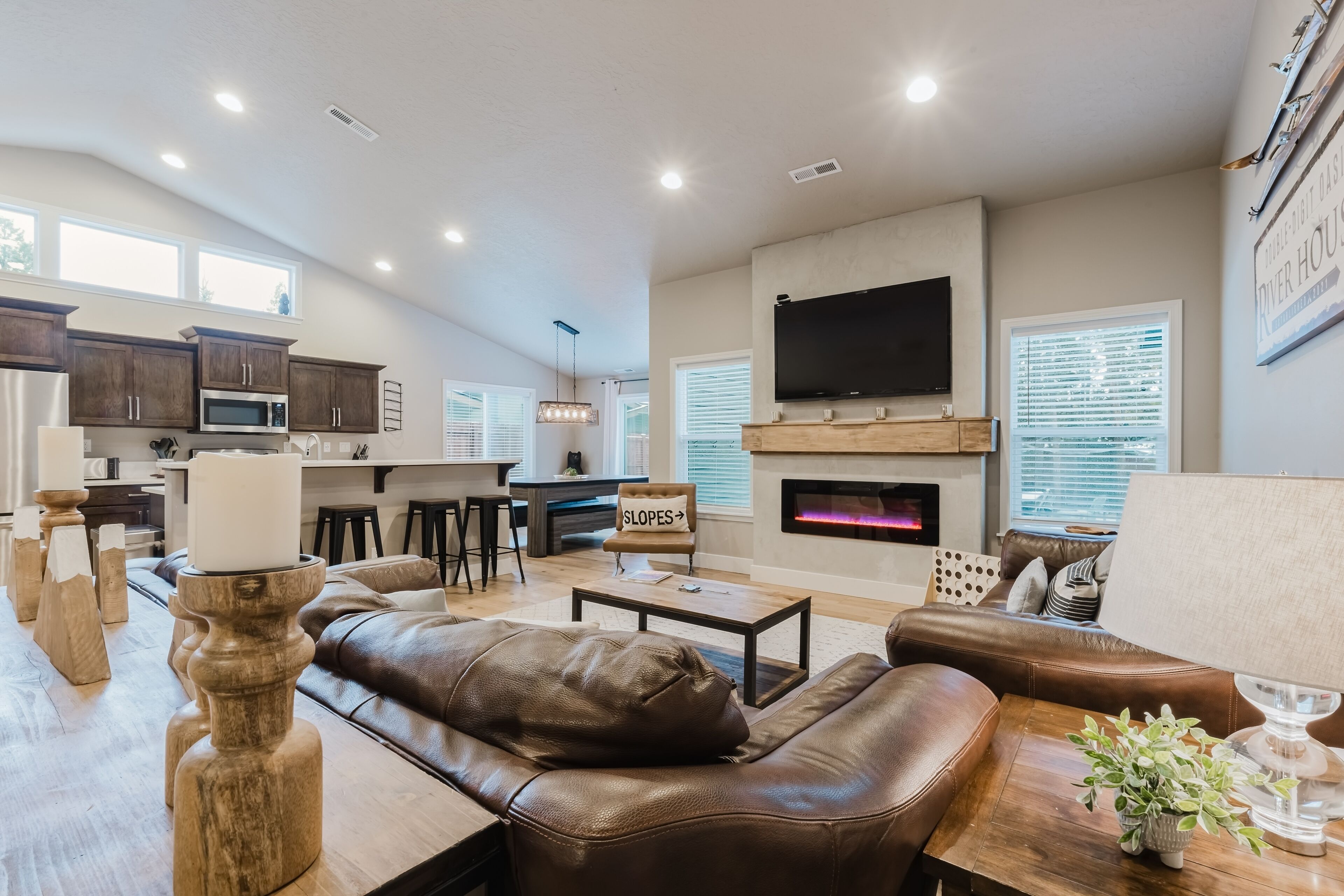 Televisión, chimenea, reproductor de DVD y tenis de mesa 