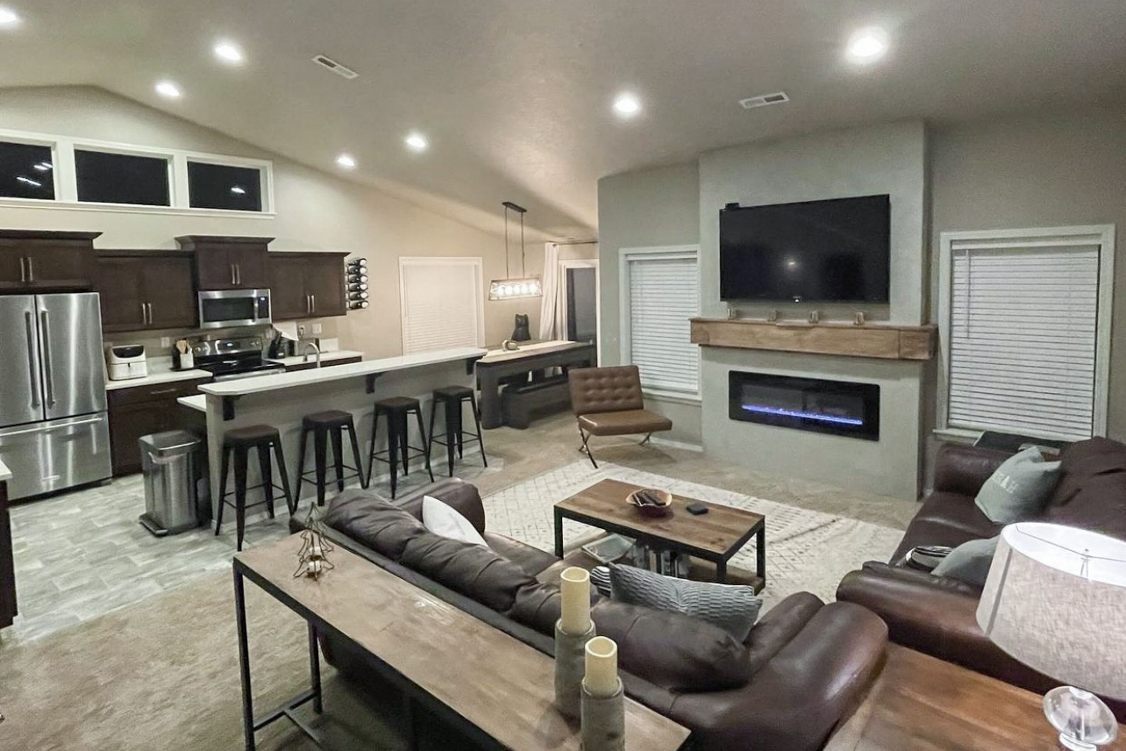 Télévision, cheminée, lecteur de DVD, table de tennis de table