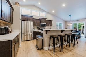 Refrigerador, microondas, horno y parrilla de estufa 