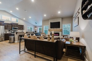 Televisión, chimenea, reproductor de DVD y tenis de mesa 