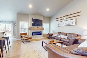 Televisión, chimenea, reproductor de DVD y tenis de mesa 