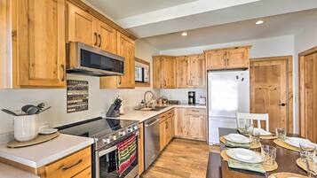 Fridge, microwave, stovetop, dishwasher